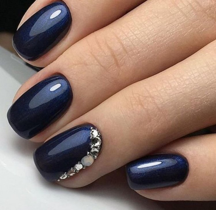 Акценты стразами на короткие ногти