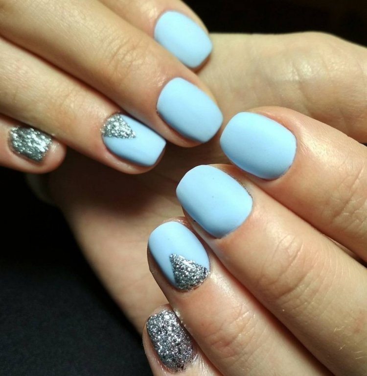Голубой матовый маникюр на короткие ногти
