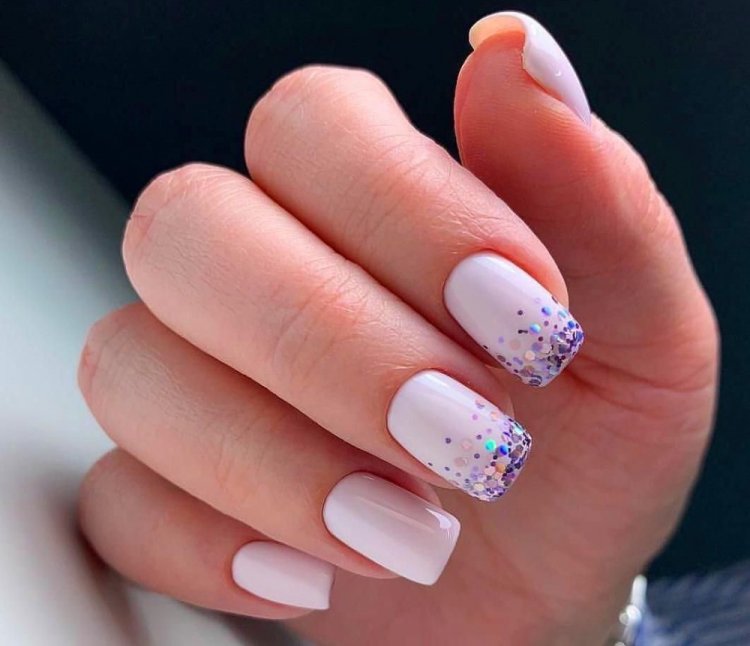 Молочное покрытие с цветными акцентами