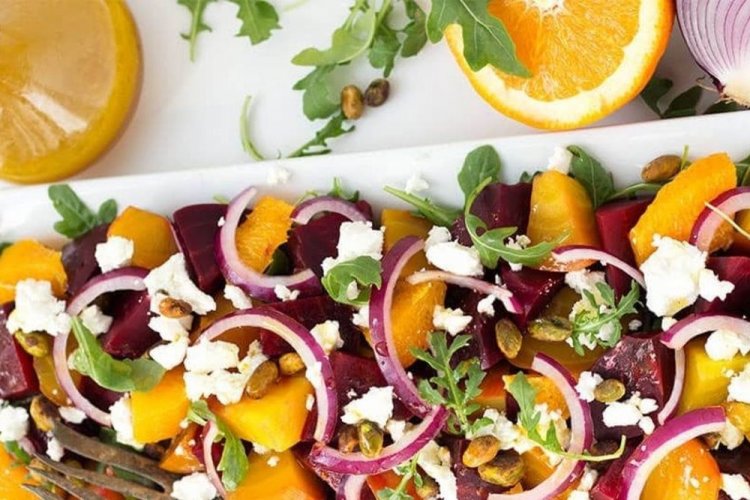 Рождественский салат со свеклой и мандаринами