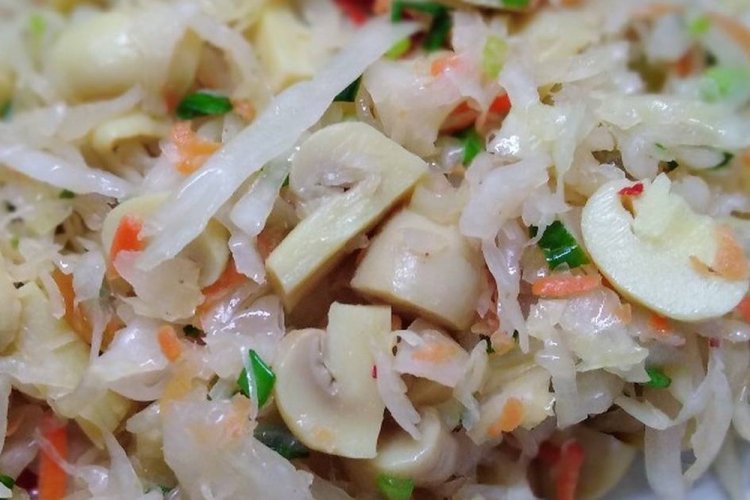 Праздничный салат из квашеной капусты