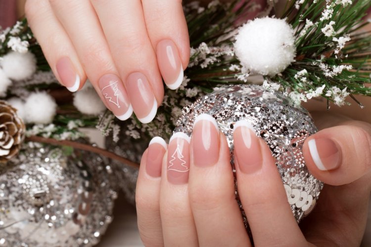 Новогодний маникюр 2023: модные и красивые идеи (50 фото)