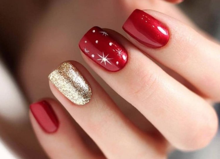 Красный новогодний маникюр