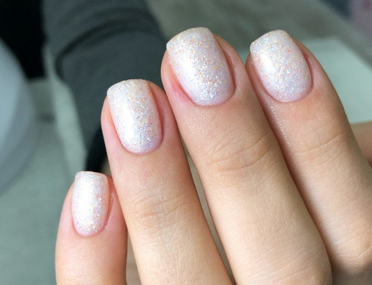 Сверкающий молочный маникюр