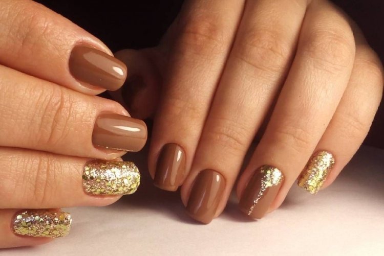 Маникюр с золотыми акцентами