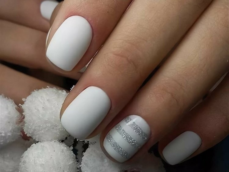 Белый новогодний маникюр