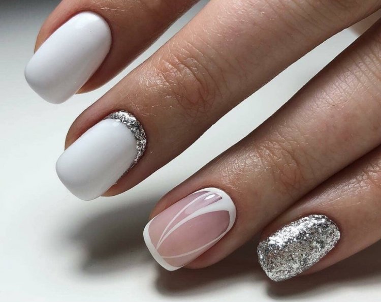 Белый новогодний маникюр
