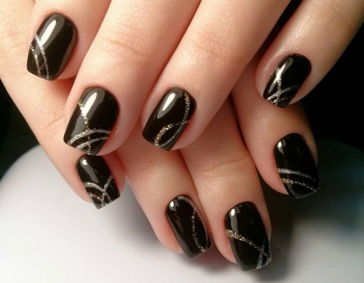 Темный маникюр с акцентами