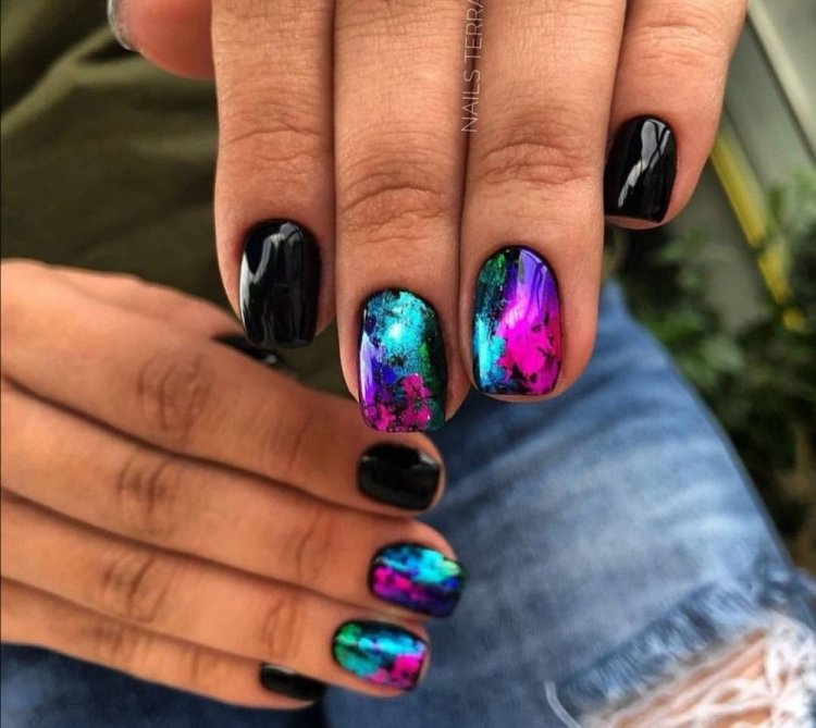 Темный маникюр с акцентами