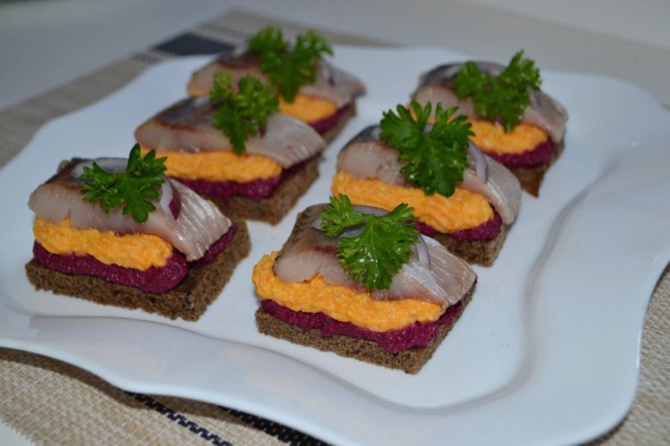 Канапе с селедкой и морковью