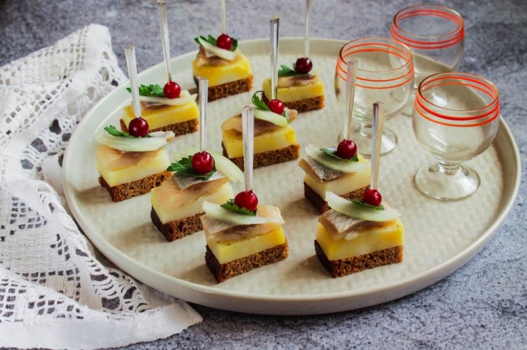 Канапе с селедкой и клюквой