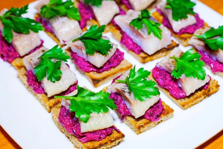 Канапе с селедкой, свеклой и плавленым сыром