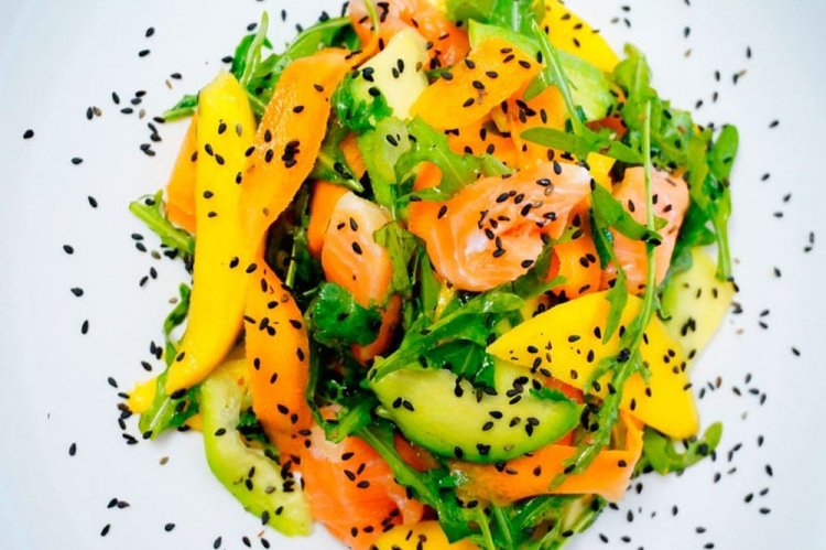 Салат с семгой и манго