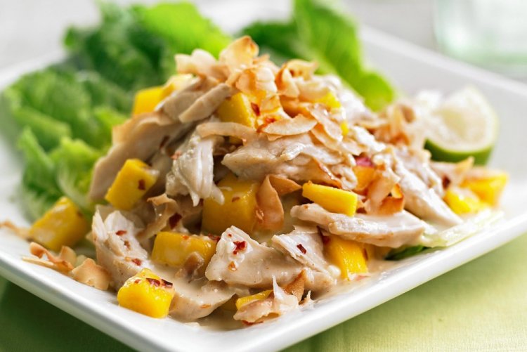 Салат с курицей, манго и шпинатом