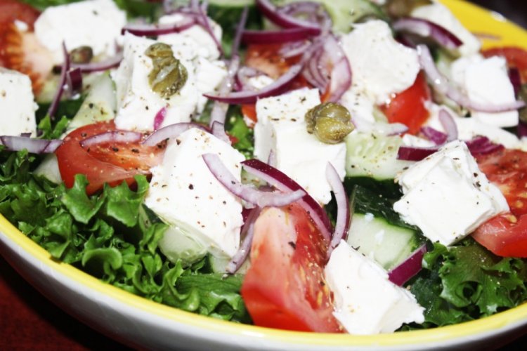 Салат с манго, помидорами и фетой