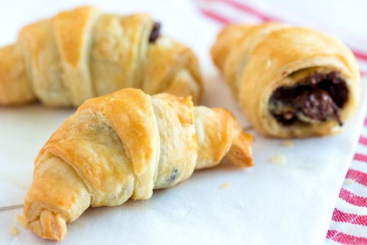 Круассаны из слоеного теста с нутеллой