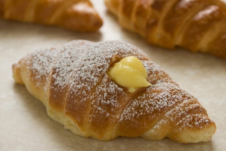 Круассаны с заварным кремом из слоеного теста