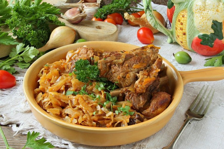 Свиные ребрышки с капустой в рукаве в духовке