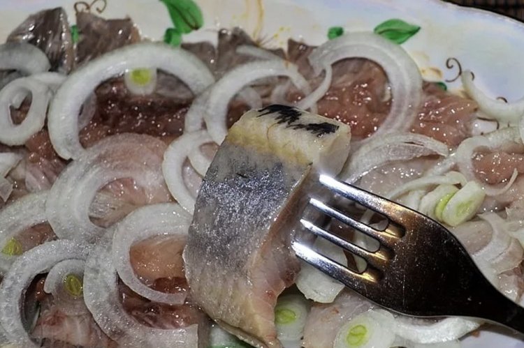 Селедка с луком и уксусом