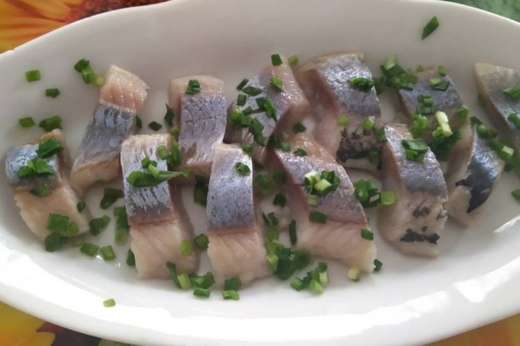 Селедка с зеленым луком без уксуса
