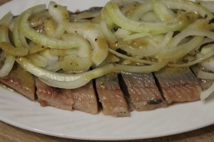 Селедка с луком и горчицей