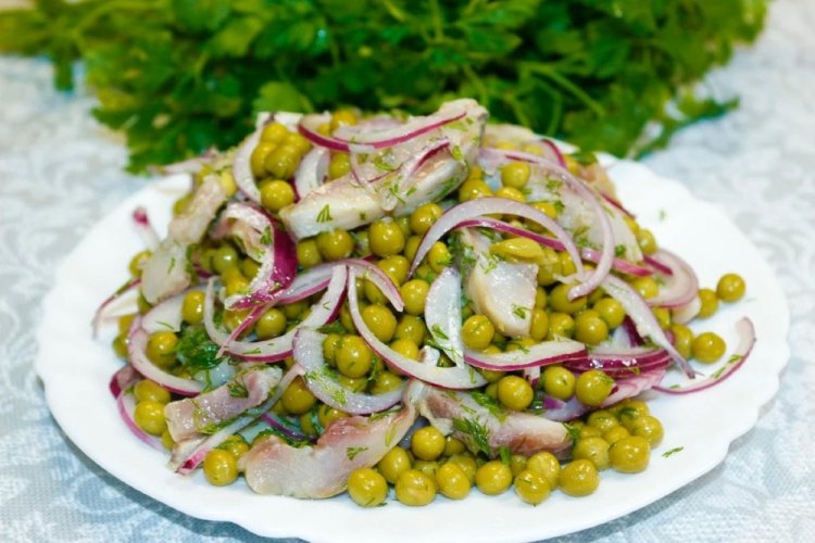 Селедка с луком и зеленым горошком