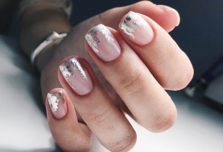 Нюд с серебром на короткие ногти