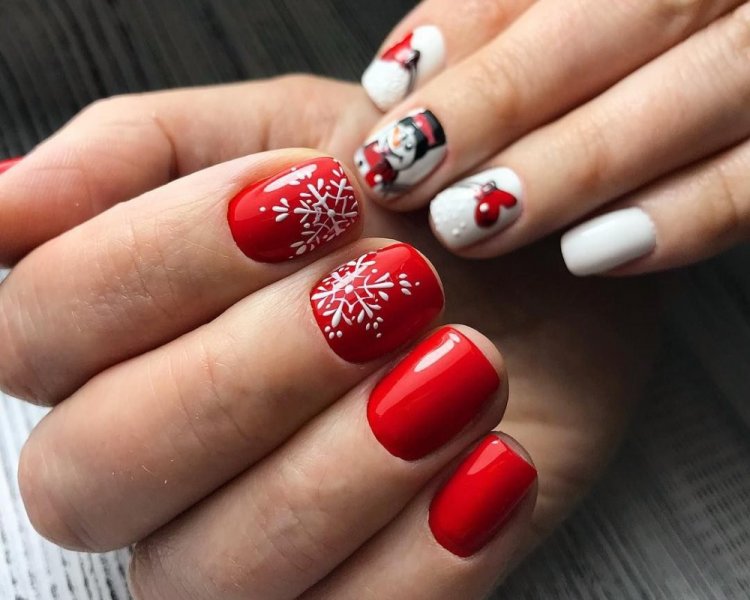 Красный маникюр на Новый год