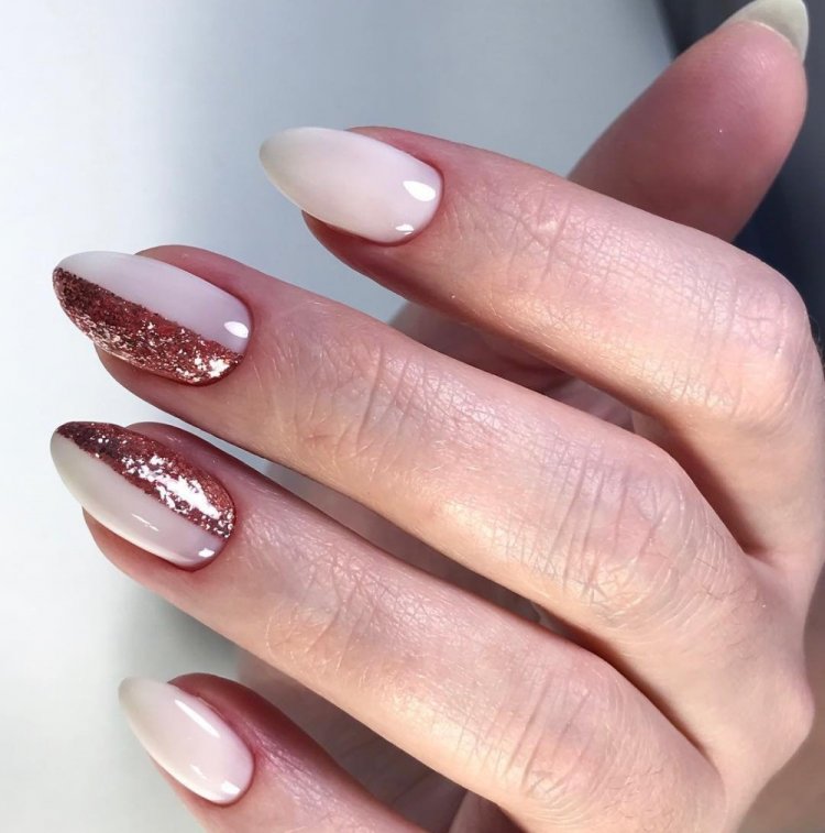 Молочный маникюр с блестками