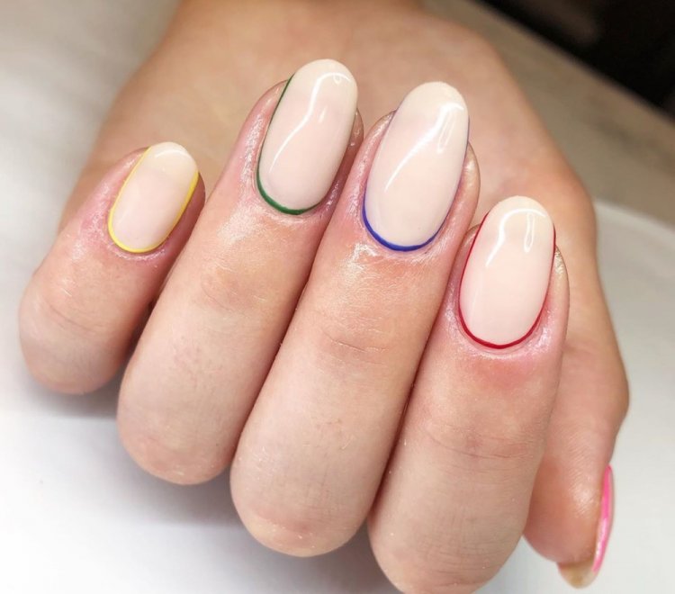 Молочный маникюр с обводкой