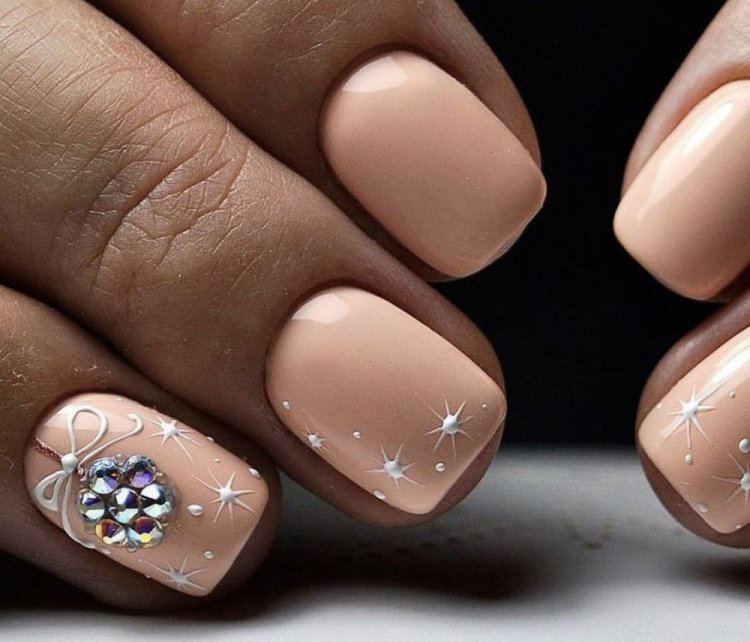 Новогодние стразы на короткие ногти