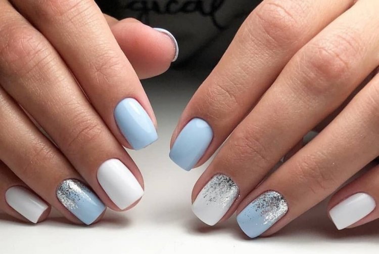 Прозрачный голубой маникюр