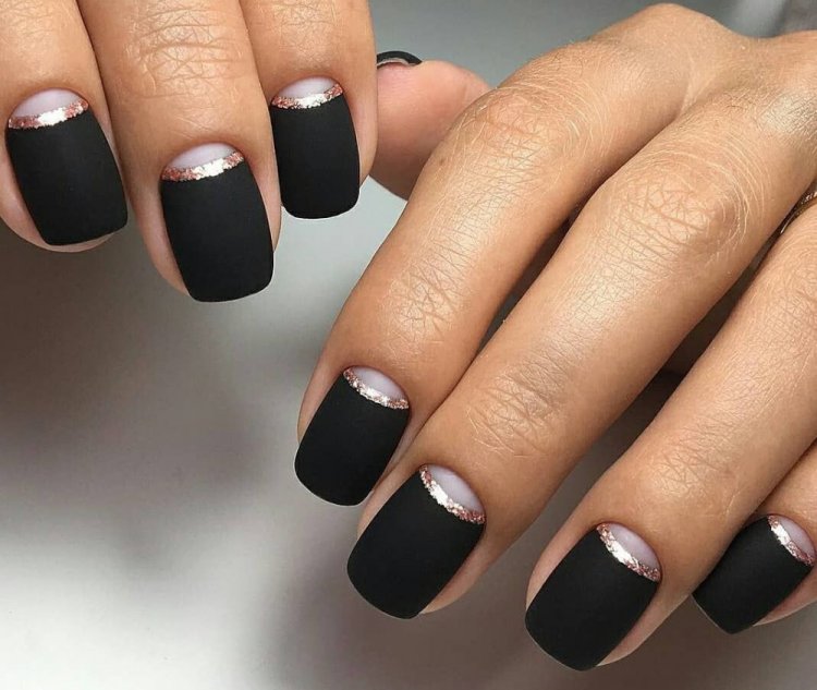 Темный матовый маникюр