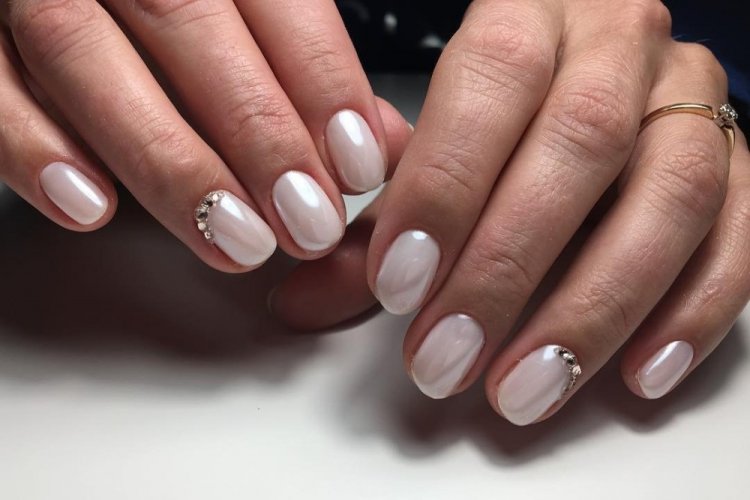 Маникюр с жемчужной втиркой