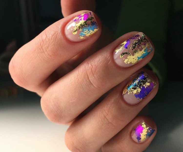 Новогодний маникюр с фольгой