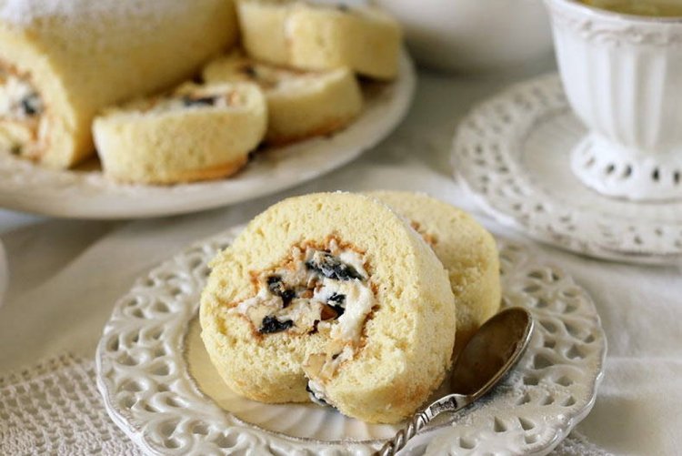 Бисквитный рулет с черносливом