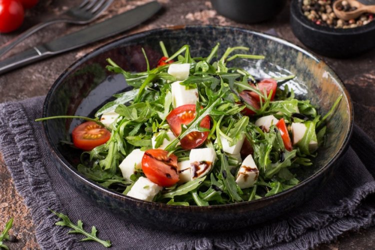 ПП салат с рукколой, помидорами и фетой