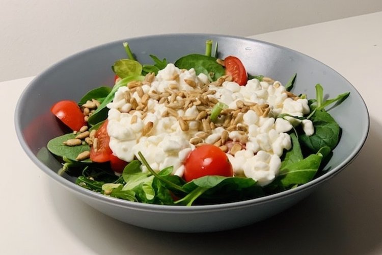 ПП салат с творогом и шпинатом