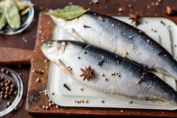 Соленая сельдь с корицей