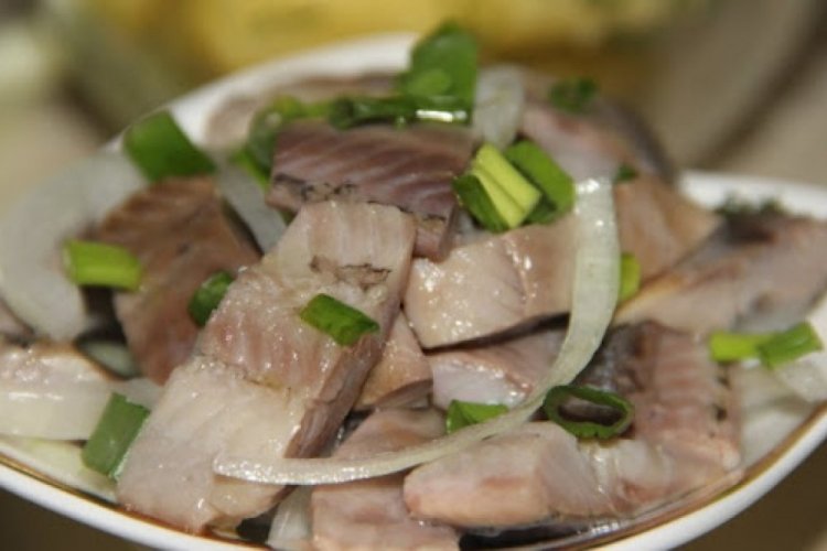 Соленая селедка с луком