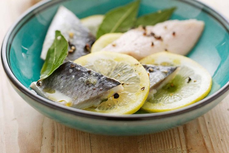 Соленая селедка с лимоном