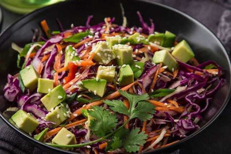 Салат с краснокочанной капустой, авокадо и огурцом