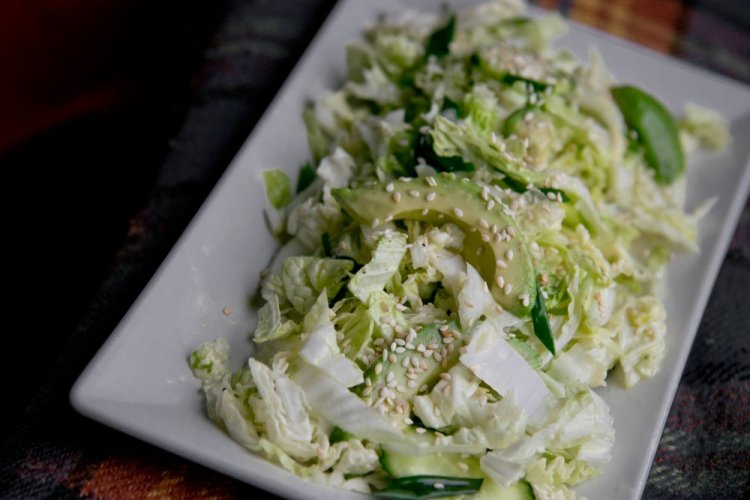 Салат с пекинской капустой, авокадо и огурцом