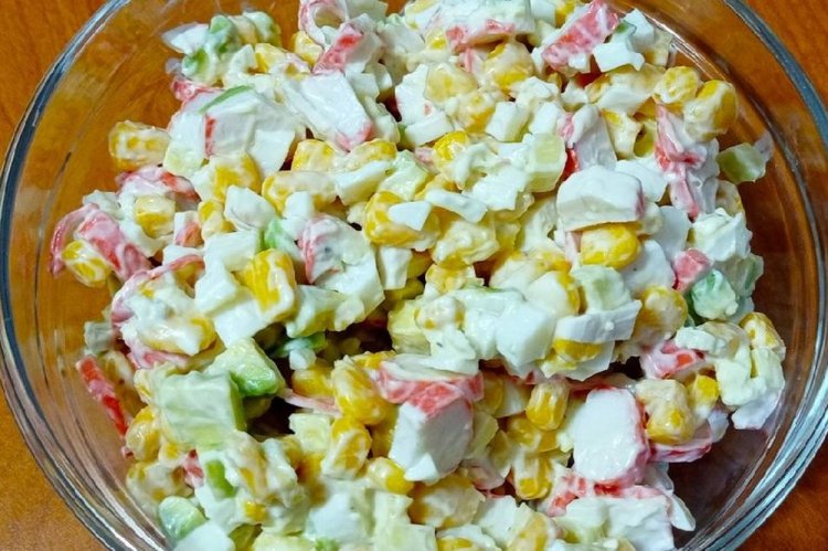 Салат с крабовыми палочками, авокадо и огурцом