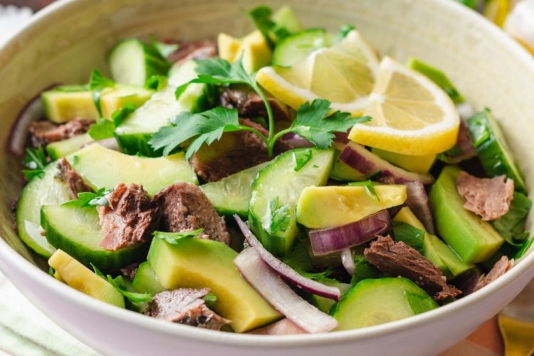 Салат с тунцом, авокадо и огурцами