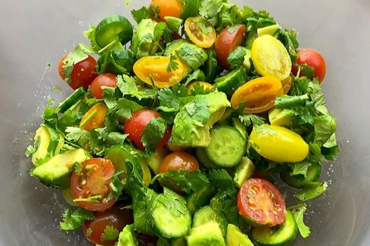 Салат с авокадо, помидорами и огурцом