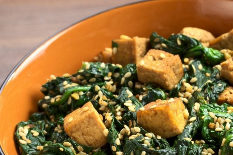 Тофу со шпинатом в кокосовом молоке