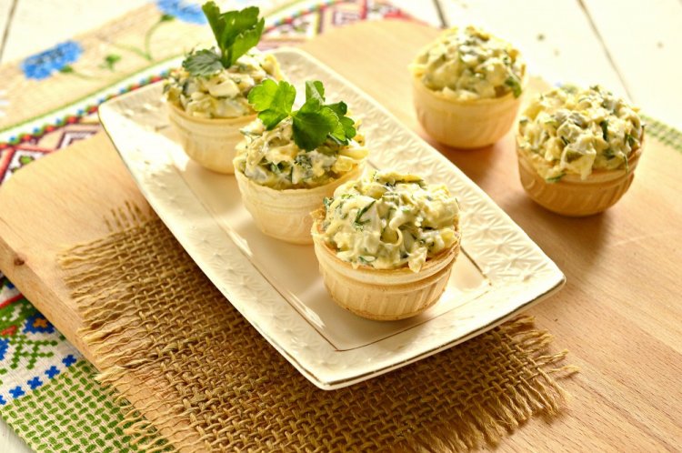 Тарталетки с селедкой и маринованными огурцами