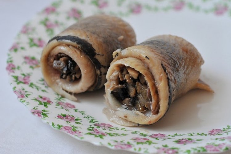 Рулетики с селедкой и маринованными шампиньонами