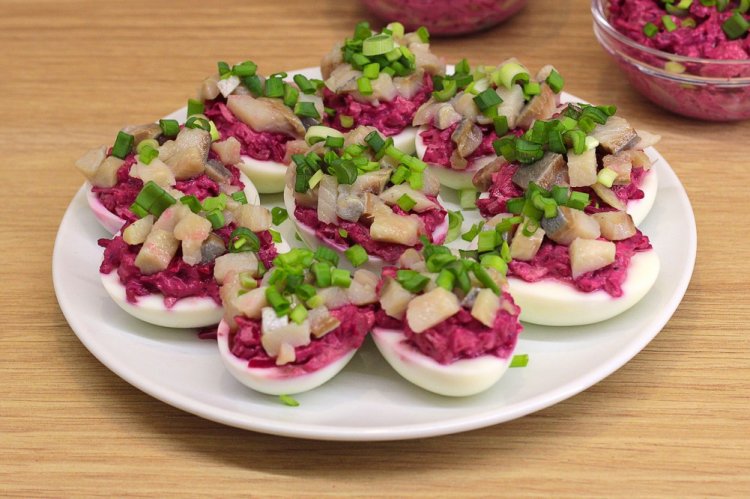 Яйца, фаршированные сельдью и свеклой